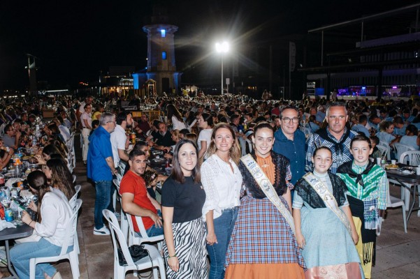Un 'sopar de pa i porta' con más de 3.000 personas marca el ecuador de las fiestas de Sant Pere