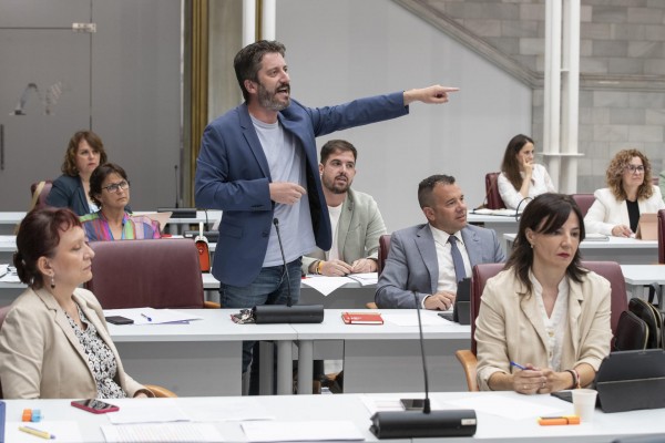 La presidenta de la Asamblea suspende el pleno tras un enfrentamiento con el diputado Egío
