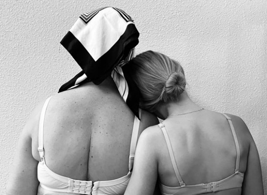 Los muchos rostros de una madre: la exposición 'Yo es hija' reúne 57 autorretratos sobre la filiación