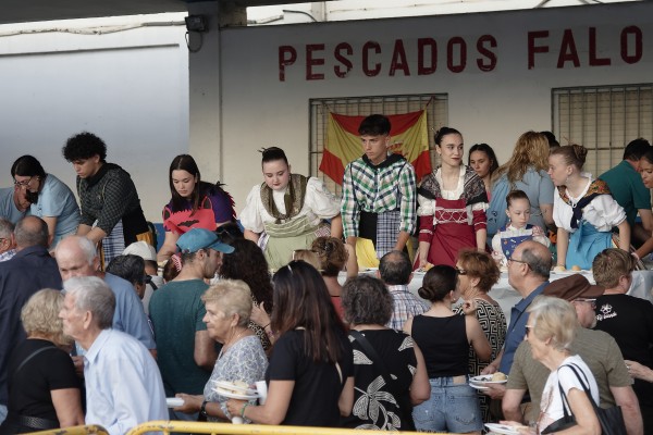Más de 800 kilos de sardina y 200 litros de vino para celebrar la tradicional Torrà de Sant Pere en el Grau