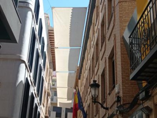 La instalación de toldos para frenar el calor en las calles de Murcia se inicia este lunes