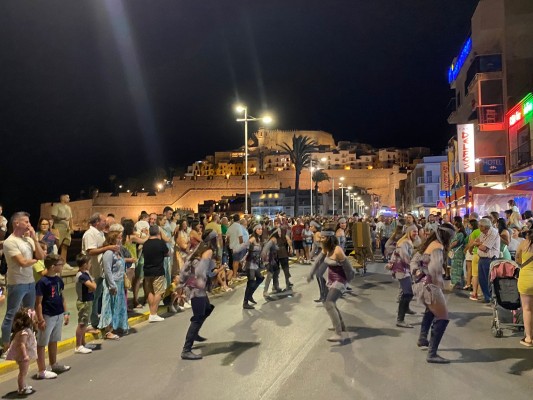 Peñíscola da la bienvenida al verano con un desembarco pirata bajo la
luz de la luna
