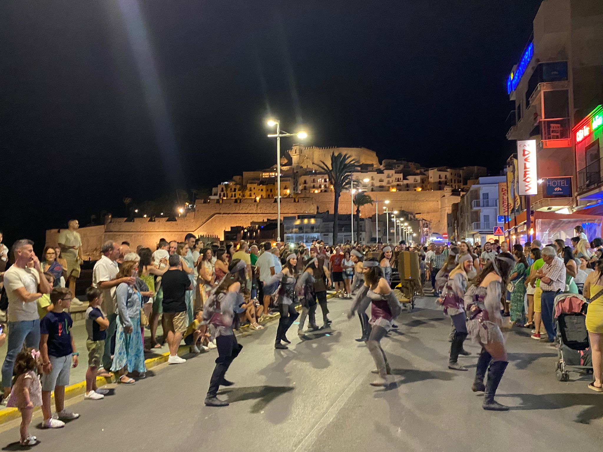 Peñíscola da la bienvenida al verano con un desembarco pirata bajo la
luz de la luna
