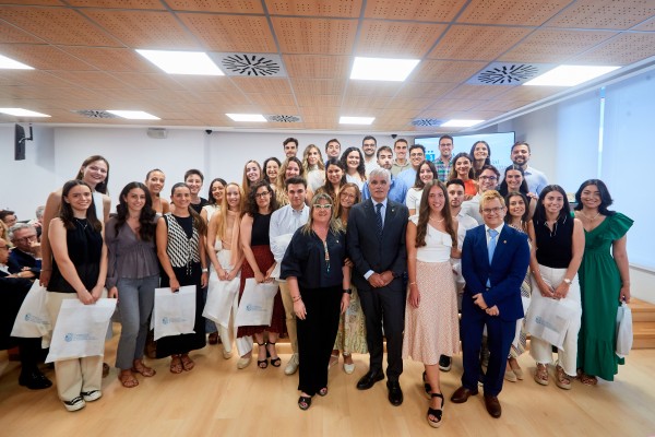 El Comcas recibe a los MIR y reconoce a miembros con 25 y 50 años de colegiación en el día del Médico