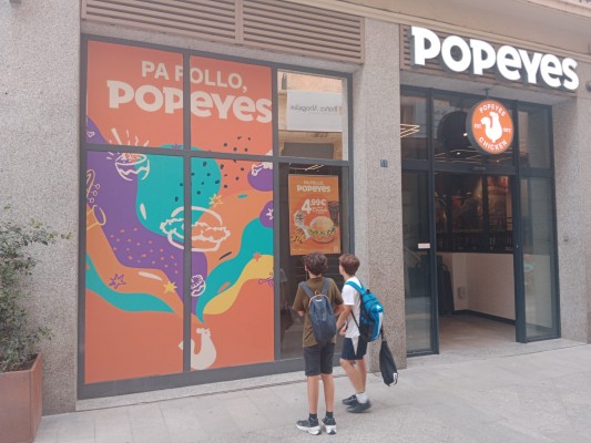 La apertura de Popeyes convierte a la Trapería en una zona prime de la hostelería de Murcia 