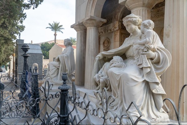 Visitas guiadas gratuitas en julio a la Catedral, el cementerio de Los Remedios, los murales y las murallas de Cartagena
