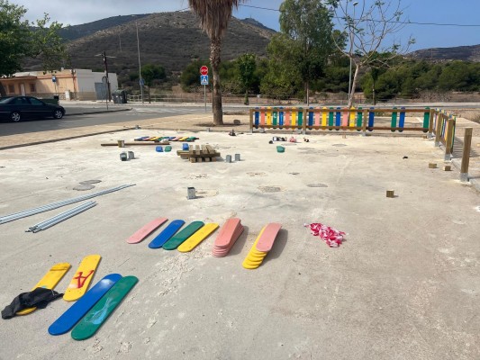 Denuncian material deteriorado para montar de nuevo el parque infantil de Lo Campano y el Gobierno lo desmiente