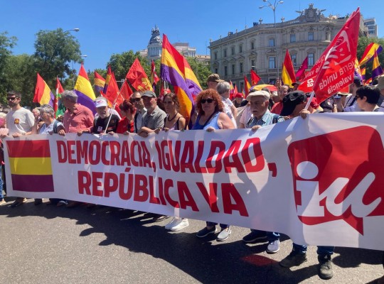 Los líderes murcianos de Podemos e IU piden el fin de la monarquía en una marcha republicana por Madrid