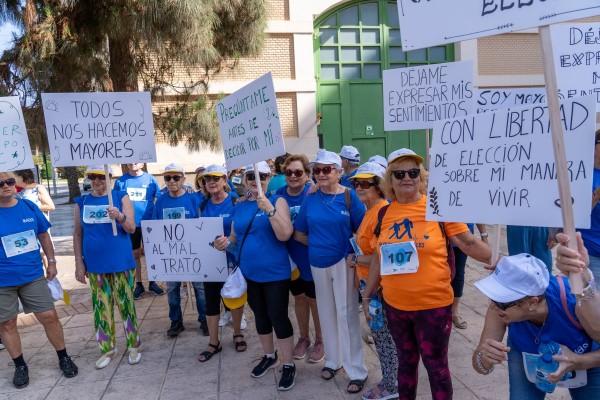 Los vecinos de Cartagena caminan contra el maltrato a las personas mayores
