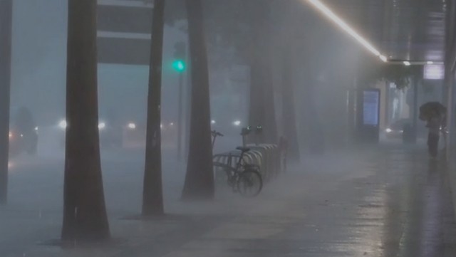 La tormenta vuelve a dejar ramblas inundadas, tiendas anegadas y calles cortadas en la Región
