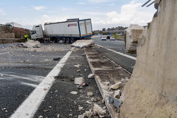 Colapso de tráfico en Murcia: cortado el Puerto de la Cadena por el accidente de un camión
