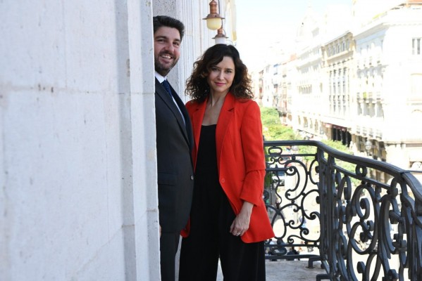 Una hora entre Miras y Ayuso en Madrid: un rehén, dos tierras hermanas y la dedicatoria del murciano