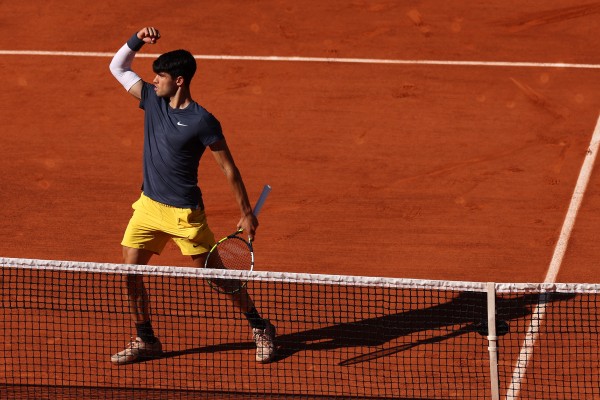 Alcaraz gana una tremenda batalla a cinco sets ante Sinner y peleará por el título en Roland Garros