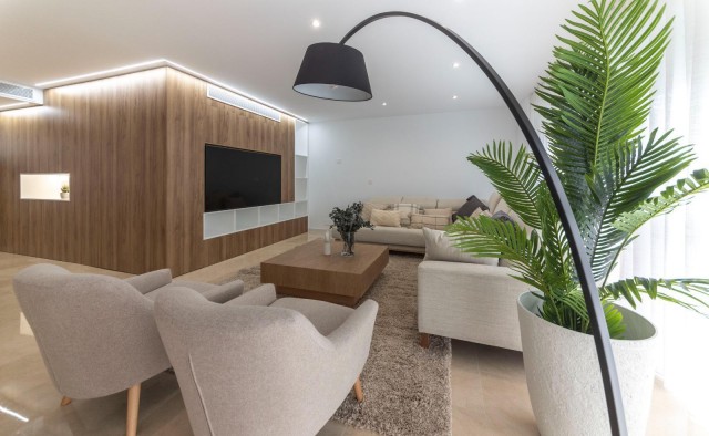 La casa soñada en Lorca que gira alrededor de un cubo de madera: serena, luminosa y con mucho almacenaje 