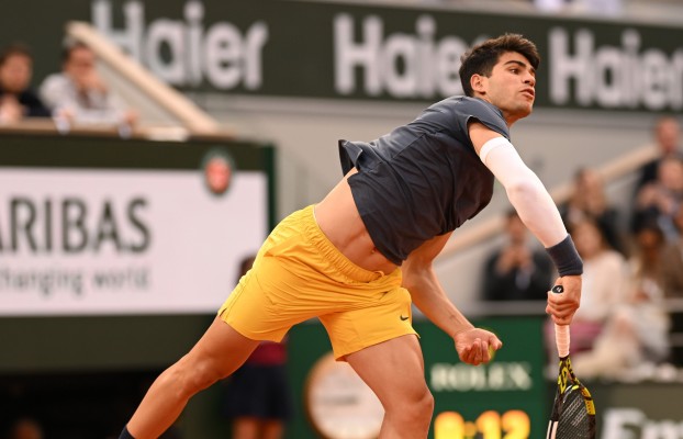 Alcaraz vuelve a arrasar a Tsitsipas para llegar a semis y se cita con Sinner en la final anticipada