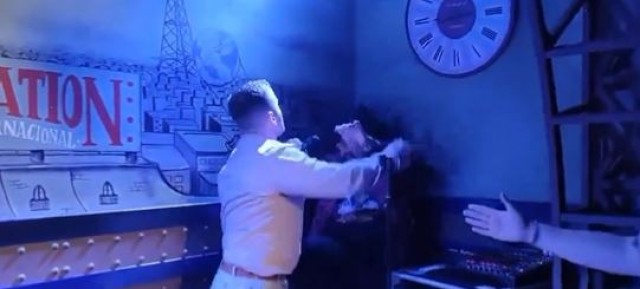 El cómico murciano Jaime Caravaca es agredido en pleno show por un tuit sobre la futura sexualidad de un bebé