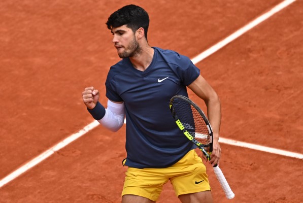 Alcaraz firma otro convincente triunfo y se jugará el pase a las semis de Roland Garros ante Tsitsipas
