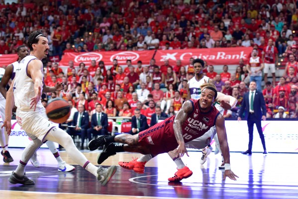 El UCAM CB sucumbe ante un Unicaja mejor desde el arranque y habrá cuarto partido este lunes