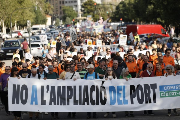 Entidades sociales y ecologistas claman contra la ampliación norte del puerto de València

