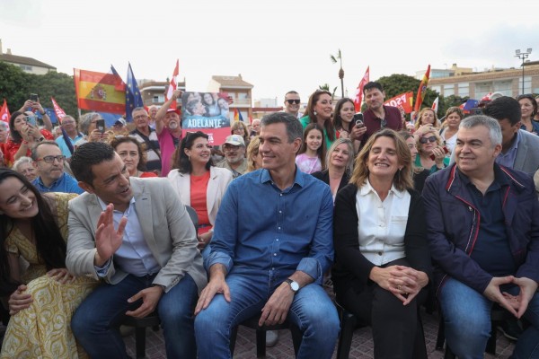 Pedro Sánchez enchufa al PSOE en Los Alcázares a ritmo de Taylor Swift