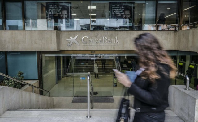 Fitch eleva a 'positiva' la perspectiva del rating de CaixaBank, que mantiene en 'BBB+'
