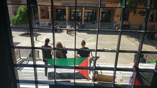 La Acampada Por Palestina de la UMU da otro paso y 'okupa' la Facultad de Letras