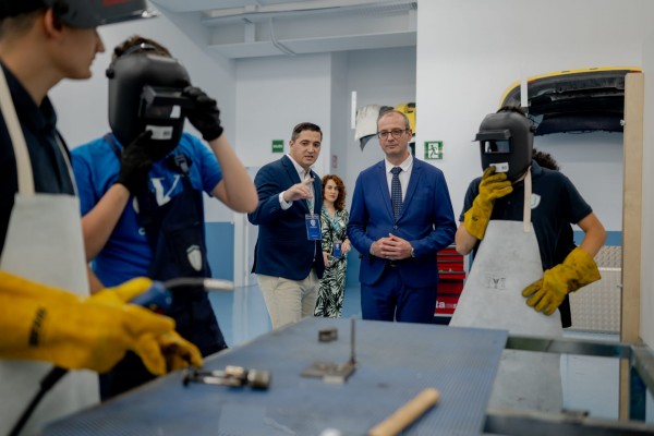 El consejero de Educación destaca la alta empleabilidad de la FP en la Región de Murcia durante su visita a UNIVERSAE