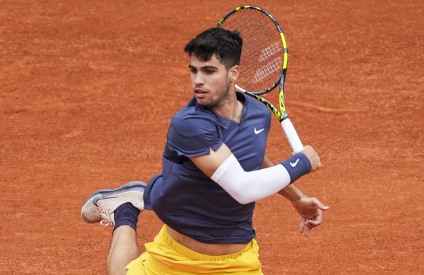 Alcaraz muestra sus credenciales en Roland Garros pasando por encima de Wolf en el estreno