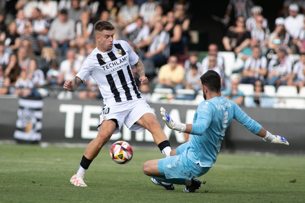 El Castellón concluye la fase regular con derrota tras jugar toda la segunda parte con diez 