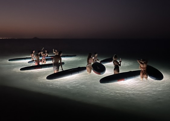 Los kayaks transparentes y el paddel surf nocturno triunfan en Cabo de Palos