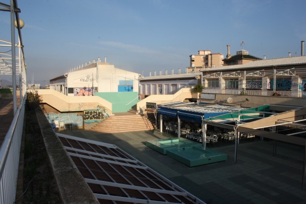 Cerca de una decena de locales del CC Las Dunas, en Cabo de Palos, piden licencia para reabrir este verano

