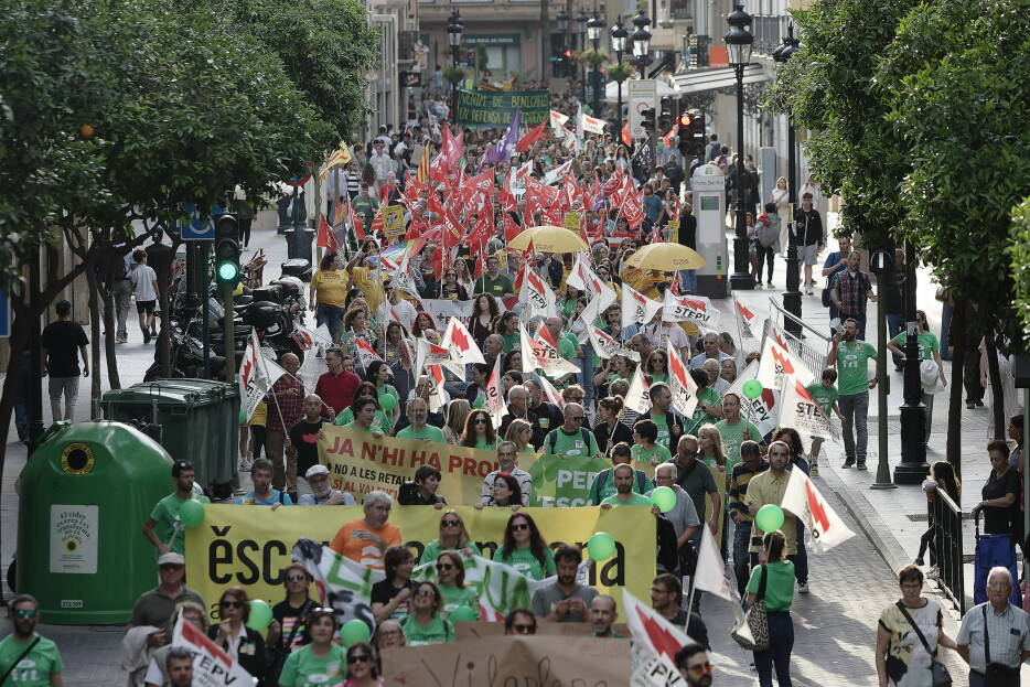 Una masiva marcha toma la calle en Castelló contra los recortes y en defensa de la educación pública