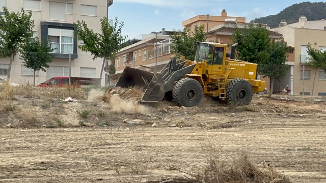 Murcia inicia la limpieza de 10.000 metros cuadrados de solares municipales en San José de la Vega