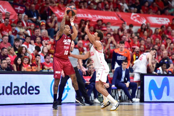 El UCAM, con más ganas que acierto, cae en casa y precisa otro triunfo en Valencia para llegar a semis