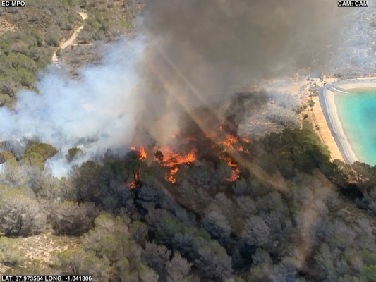Unos 80 bomberos se movilizan para sofocar un incendio forestal en la cima del Monte Miravete en Torreagüera

