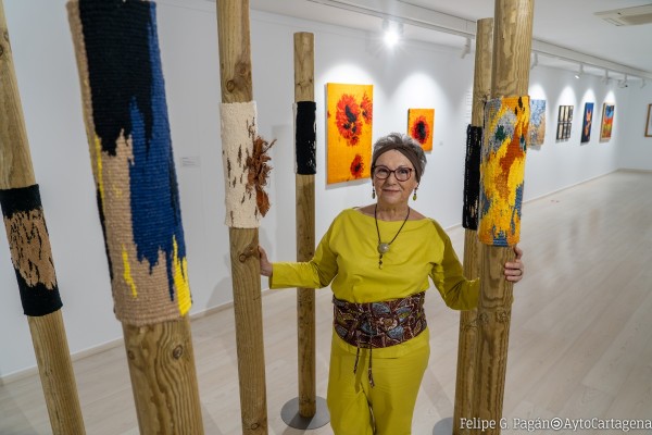 La tejedora que da vida a sus tapices: Isabel Muñoz expone su 'Arte Textil' en Cartagena