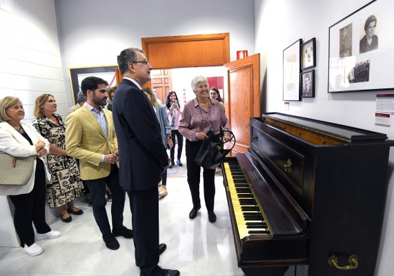 El Museo de la Ciudad de Murcia recibe el piano del músico Acisclo Díaz, entre una treintena de donaciones