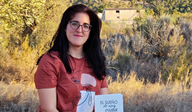 La escritora Shirin Klaus convierte a Cieza en escenario de su nueva novela, en la que aborda una ficción familiar