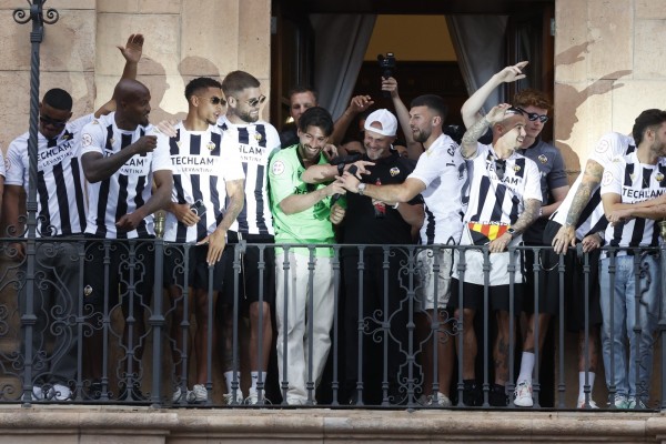 La plantilla del Castellón brinda el ascenso a su afición en una fiesta histórica y emotiva