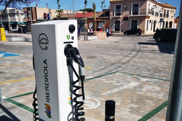 La Palma estrena un punto de recarga para coches y se prepara para nuevas inversiones