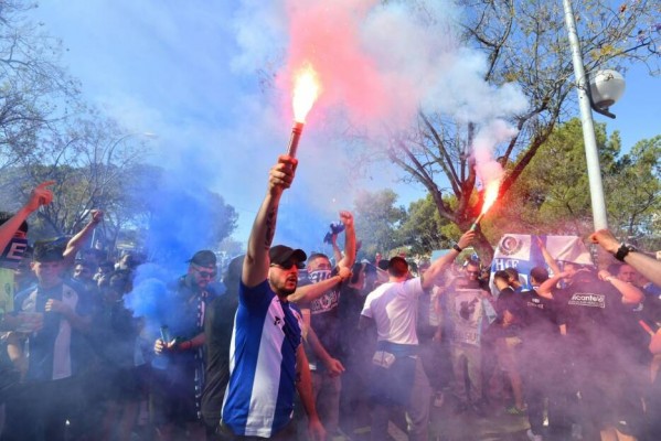 La afición del Hércules brinda un multitudinario recibiento al equipo antes de la final con el Lleida