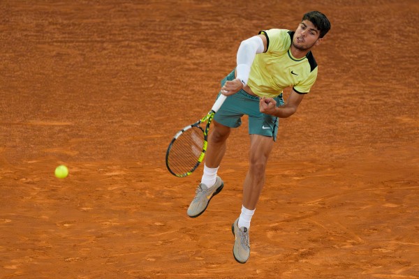 Alcaraz acaba la defensa del título: se derrumba ante Rublev y queda fuera en los cuartos de Madrid