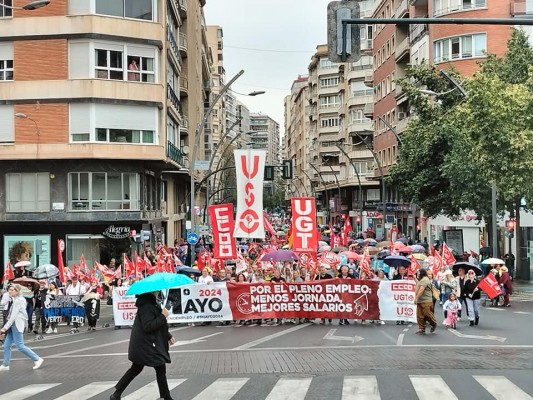 La lluvia de demandas del 1 de Mayo: miles de personas reclaman la reducción de la jornada laboral y el pleno empleo