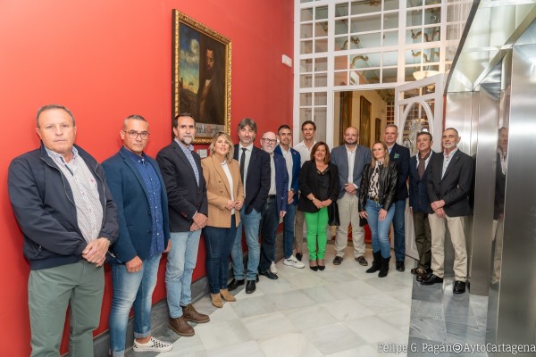 El retrato del escritor Fernando Garrido ya tiene 'su pared' el Palacio Consistorial de Cartagena