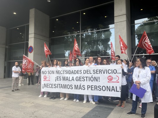 Los médicos de Urgencias reclaman dignidad en la puerta del Reina Sofía: 