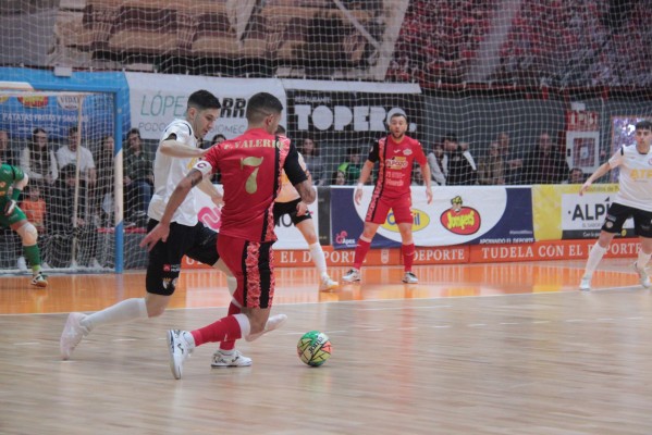 ElPozo gana con apuros en Tudela y sigue presionando al Barça por el liderato

