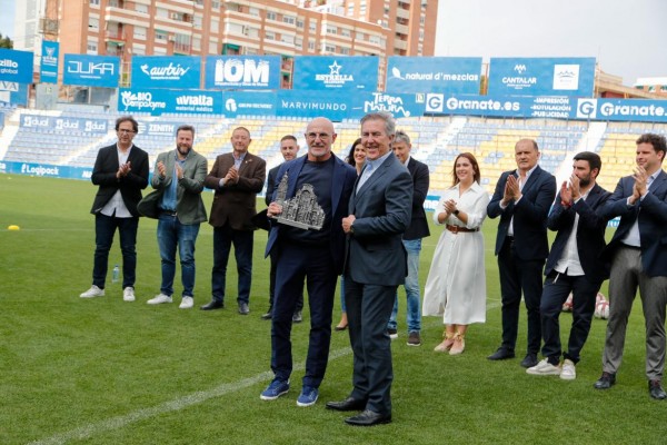 Luis de la Fuente es nombrado embajador de la Liga Súper F-8 de Murcia y bromea con Morata 
