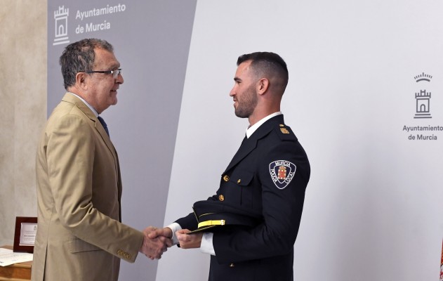 Murcia reconoce la labor del Policía Local que salvó la vida de una persona con movilidad reducida en un incendio