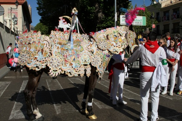 Las manos que engalanan los Caballos del Vino en Caravaca: 