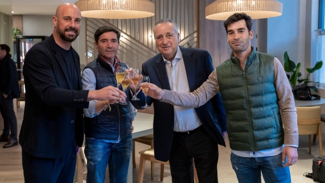 El Villarreal celebra su brindis de permanencia y mantiene el recuerdo a Llaneza
